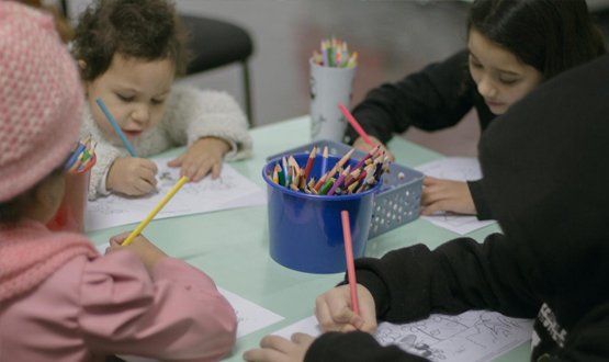 Crianças participando de atividade bíblica