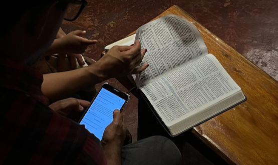 Alunos estudando os fundamentos cristãos